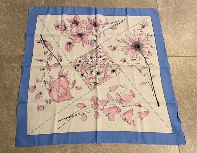 Witte foulard met bloemen en blauwe boord, Ophalen of Verzenden, Nieuw, Sjaal