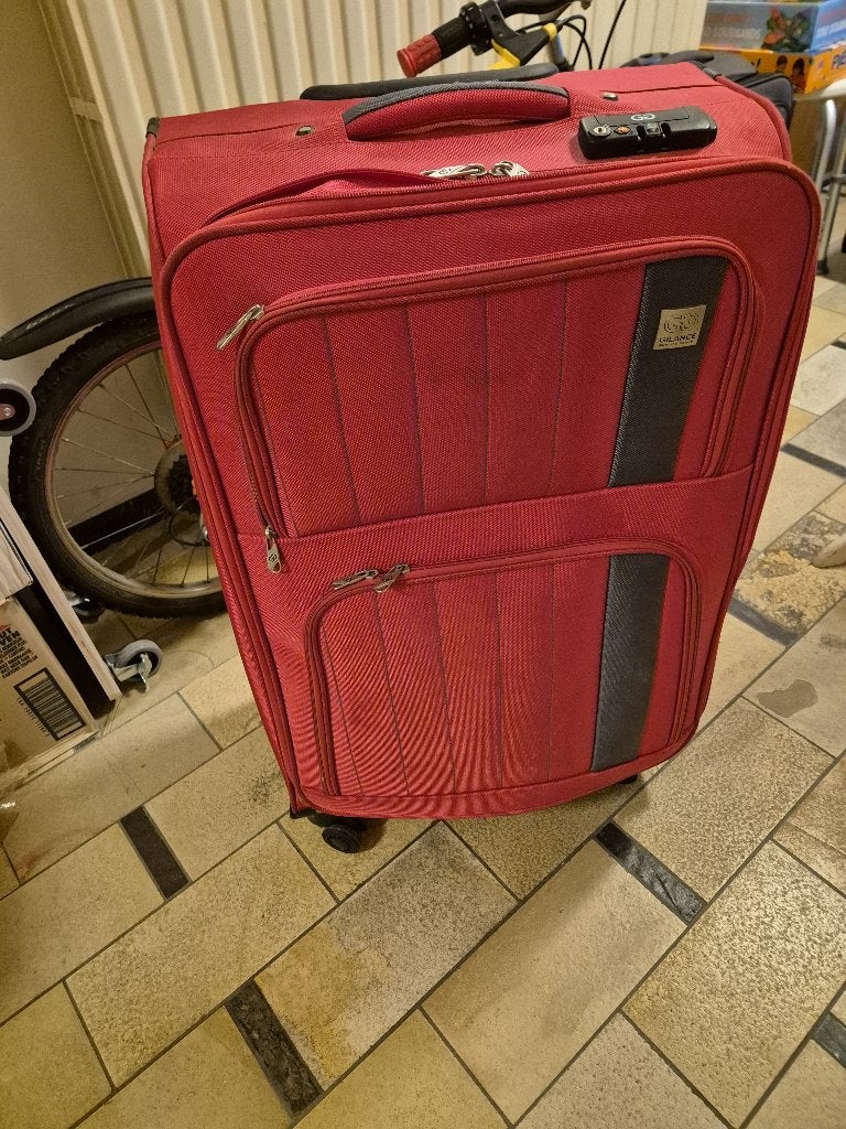 Grote rode Gilance koffer, goede staat, te doneren, Uitschuifbare handgreep, 45 tot 55 cm, Zo goed als nieuw, Zacht kunststof