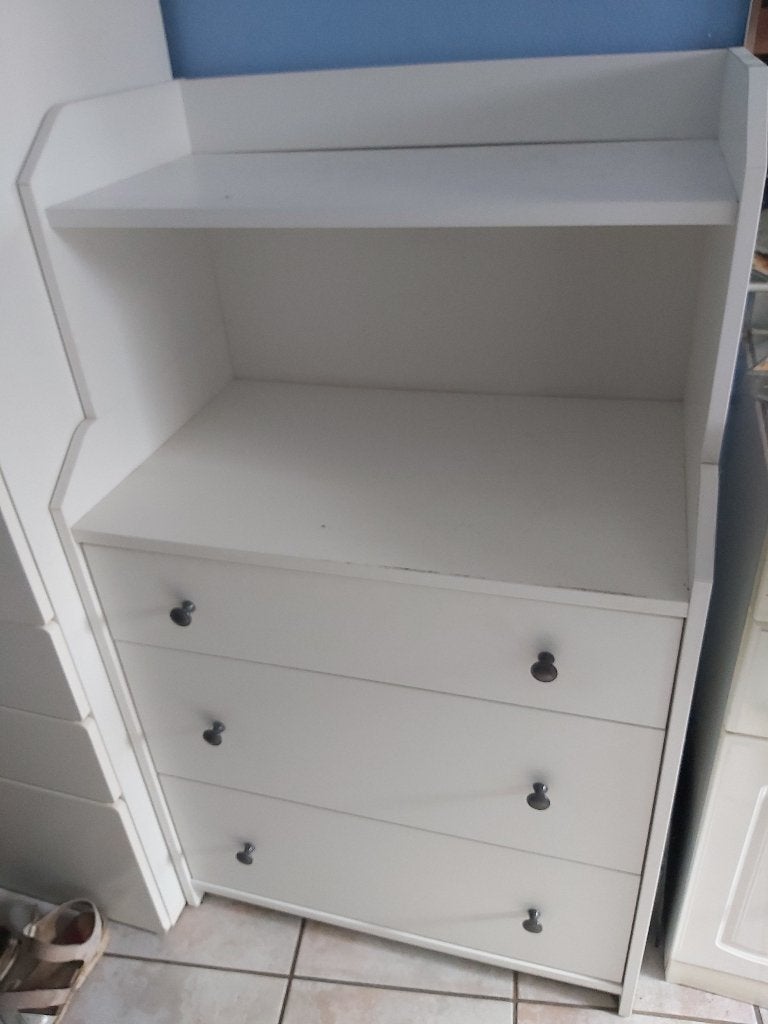 Commode IKEA HAUGA blanche – 3 tiroirs avec étagère, 3 ou 4 tiroirs, 25 à 50 cm, Enlèvement, Utilisé
