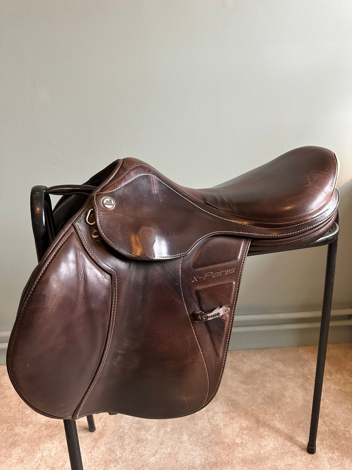 Selle de saut Prestige X-Paris avec sangles à vendre, Animaux & Accessoires, Prestige, Utilisé, M (17 pouces), Enlèvement ou Envoi