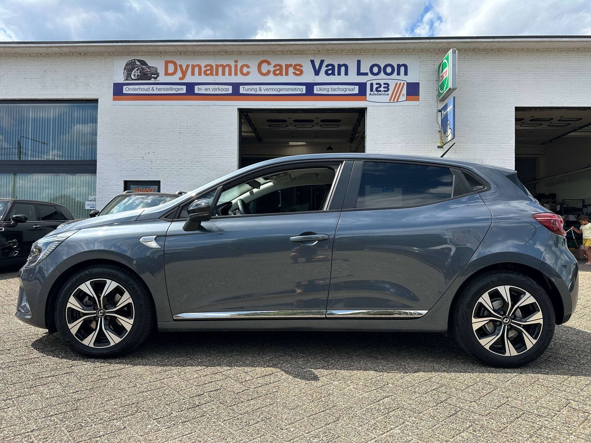 Renault Clio 1.6i 140Pk Automaat Hybrid E-TECH Limited Cruis, Auto's, Automaat, Dealer onderhouden, Stof, Gebruikt