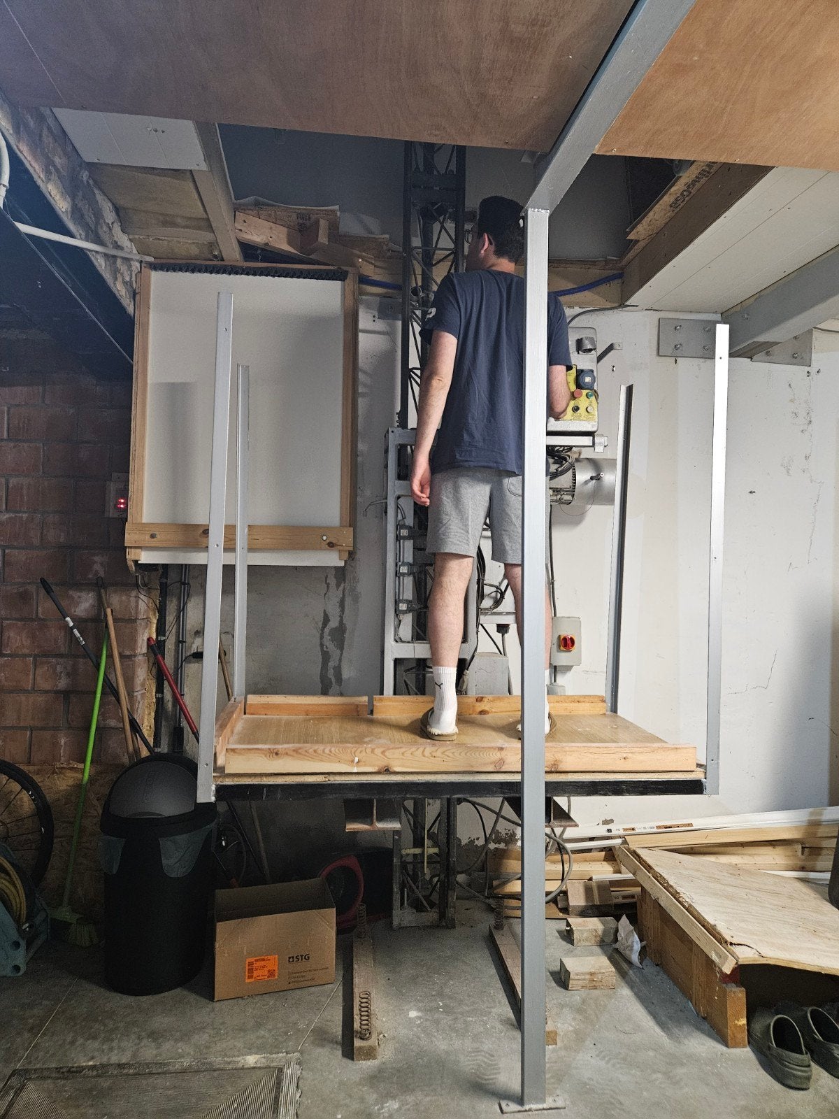 Goederenlift te koop, Ophalen
