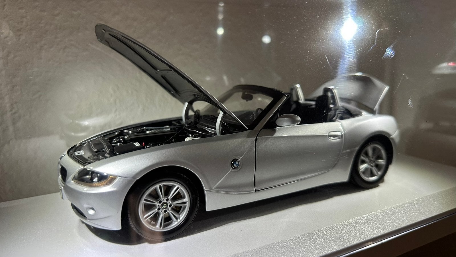Kyosho 1:18 BMW Z4 E85 Dealer Edition Zilver kleur - uniek!, Hobby & Loisirs créatifs, Voitures miniatures | 1:18, Enlèvement ou Envoi