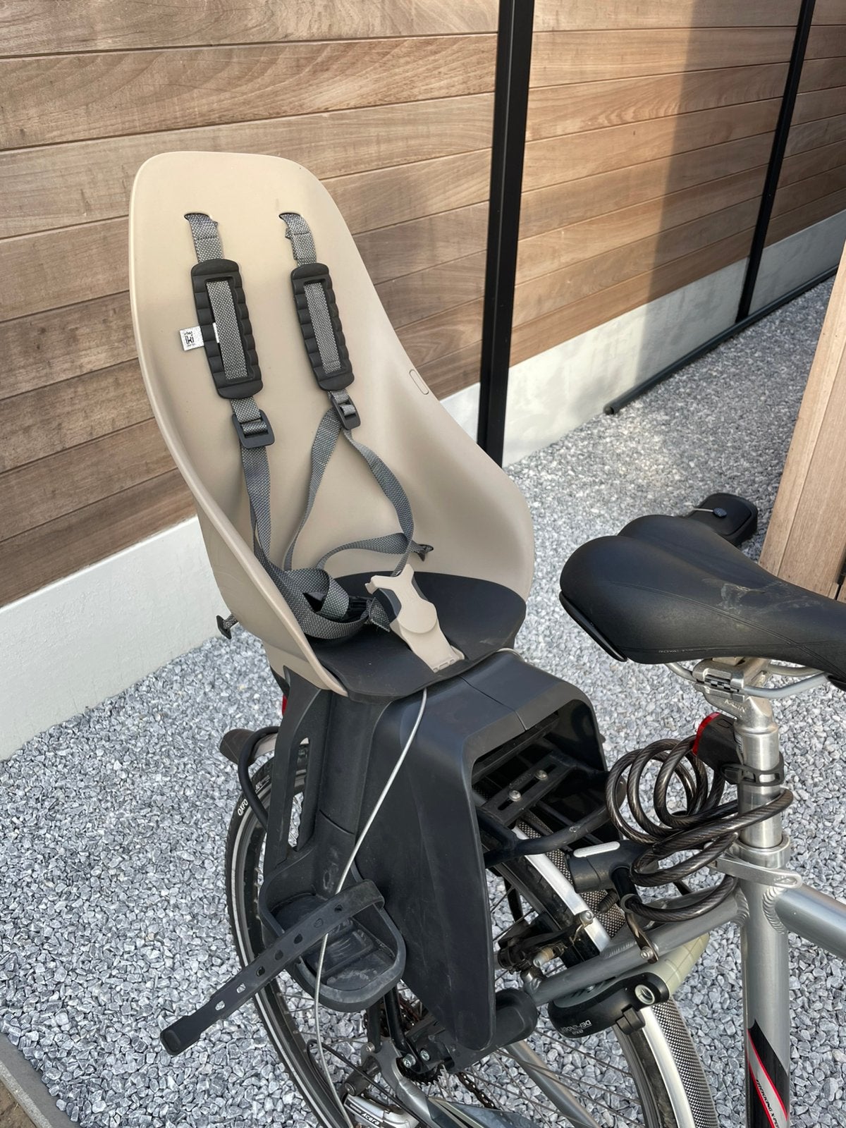 Urban Iki fietsstoeltje met montagekader, Vélos & Vélomoteurs, Accessoires vélo | Sièges de vélo, Enlèvement, Comme neuf, Siège arrière
