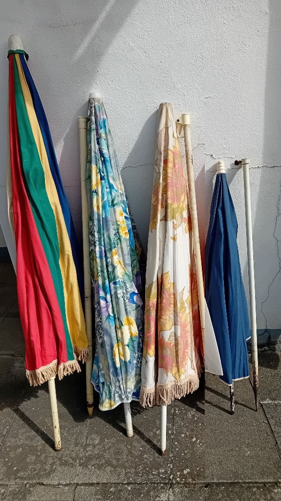 4 stoffen tuin-/strandparasols + 2 voeten, Tuin en Terras, Ophalen, Gebruikt, Overige typen, Kantelbaar
