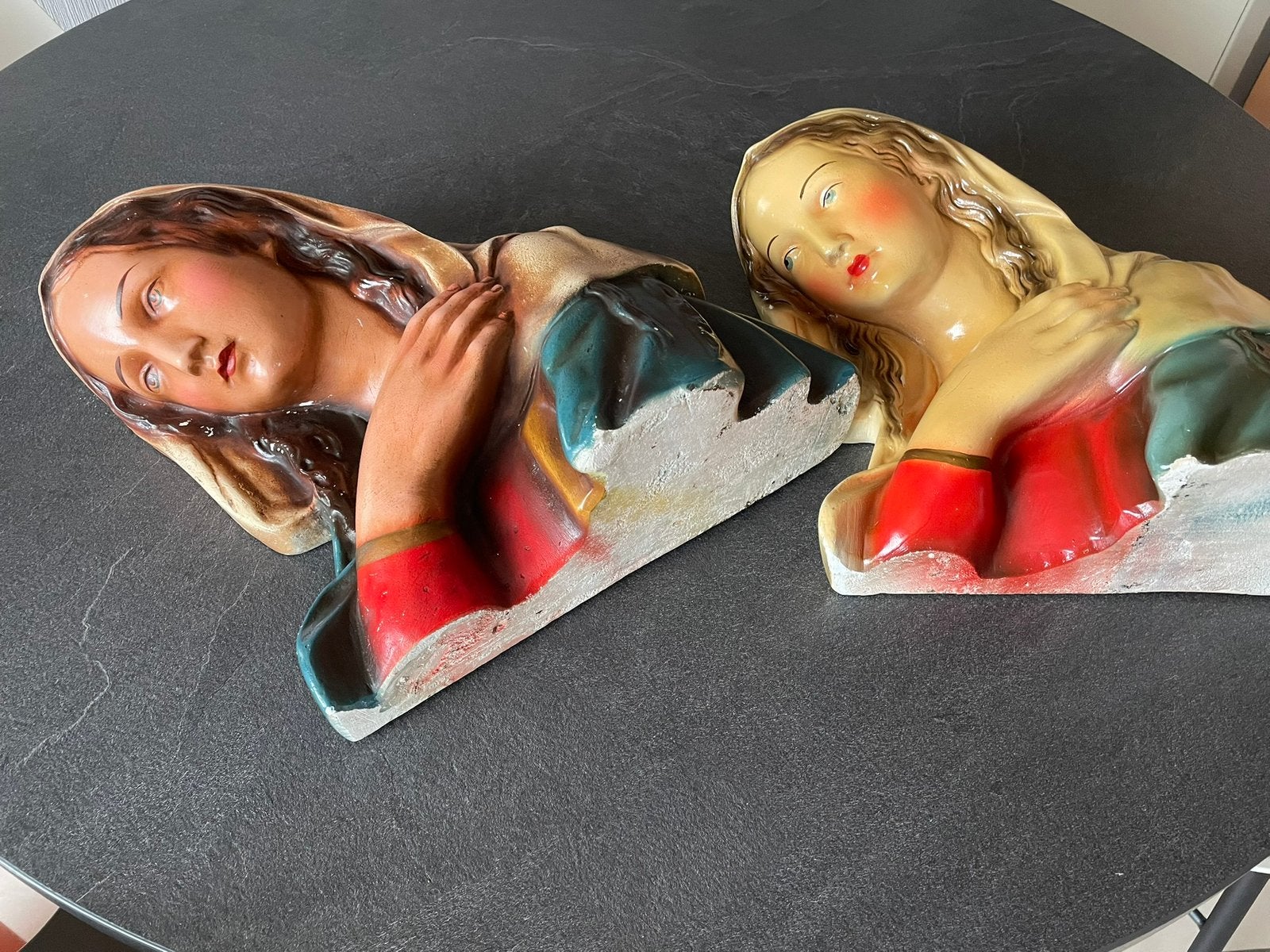 Deux statues religieuses, Enlèvement