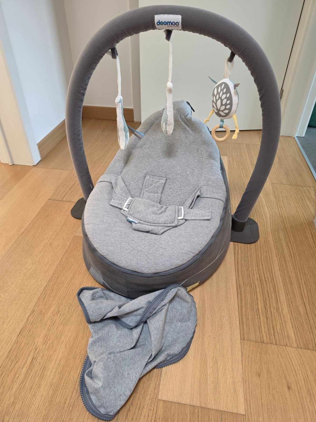 Doomoo seat met speelboog, Kinderen en Baby's, Ophalen, Zo goed als nieuw, Overige merken, Verstelbaar