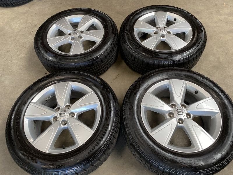 17 inch originele velgen + winterbanden Volvo XC40 31680565, Auto-onderdelen, Gebruikt, -, -, Banden en Velgen