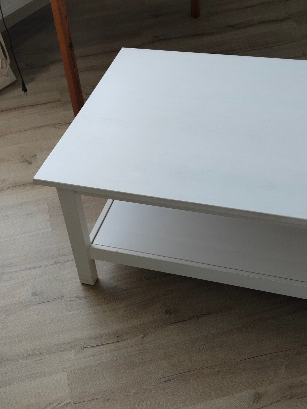 Table basse blanche, Enlèvement