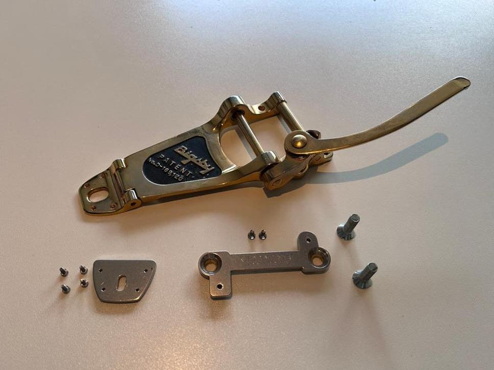 Bigsby B7 Gold + Vibramate (made in USA), Musique & Instruments, Instruments à corde | Guitares | Électriques, Enlèvement ou Envoi