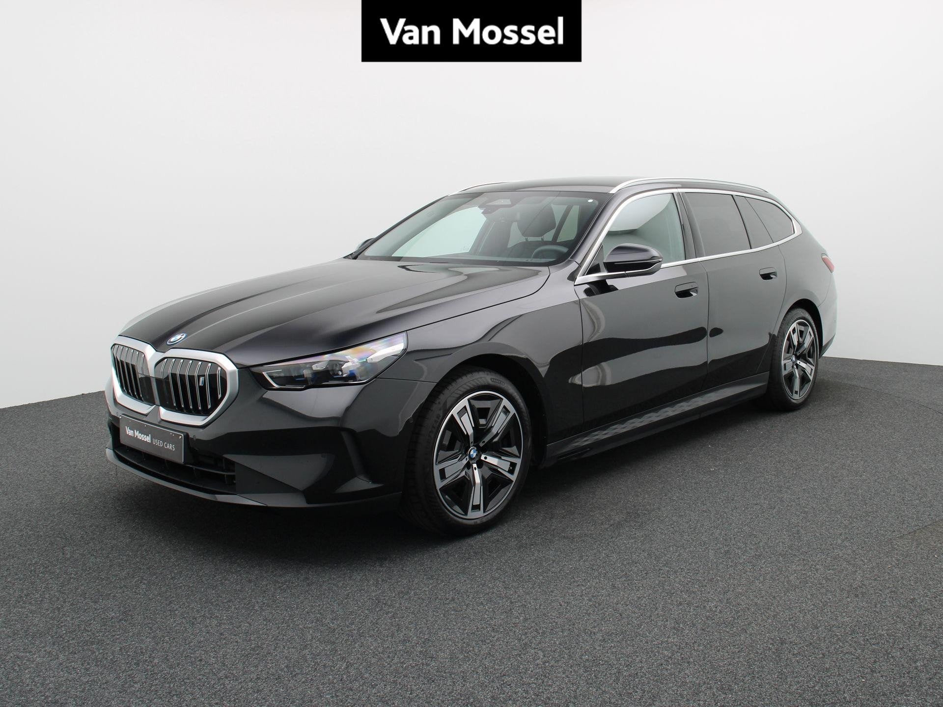 BMW i5 Touring eDrive40 250kW | SoH 95,77% | leder | verw.ze, Auto's, Automaat, Dealer onderhouden, Gebruikt, Zwart