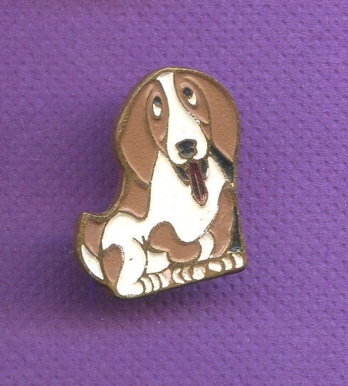 pins chien basset hound a274, Envoi, Comme neuf, Animal et Nature, Insigne ou Pin's