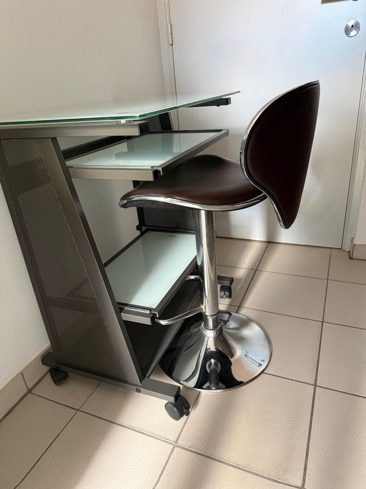 Bureau met gratis stoel, Bureau d'ordinateur, Enlèvement, Utilisé, Réglable en hauteur