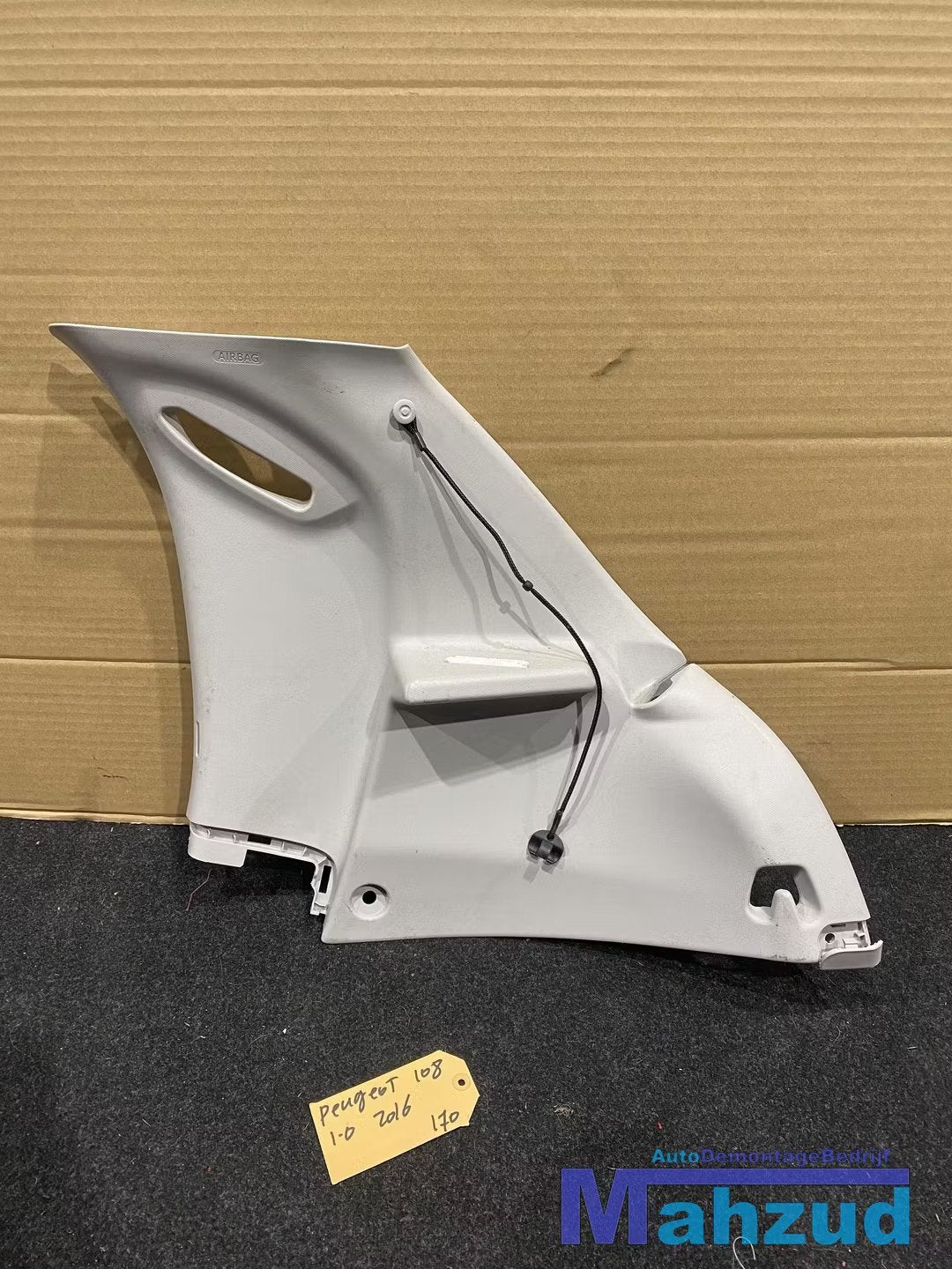 PEUGEOT 108 C Stijl afdekkap hoedenplank houder rechts 62471, Auto-onderdelen, Taurusavenue 1
2132 LS  Hoofddorp, NL, Gebruikt