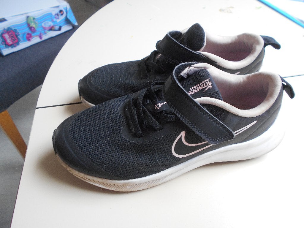 zwart nike sportschoenen maat 34, Gebruikt, Meisje, Sportschoenen, Ophalen of Verzenden