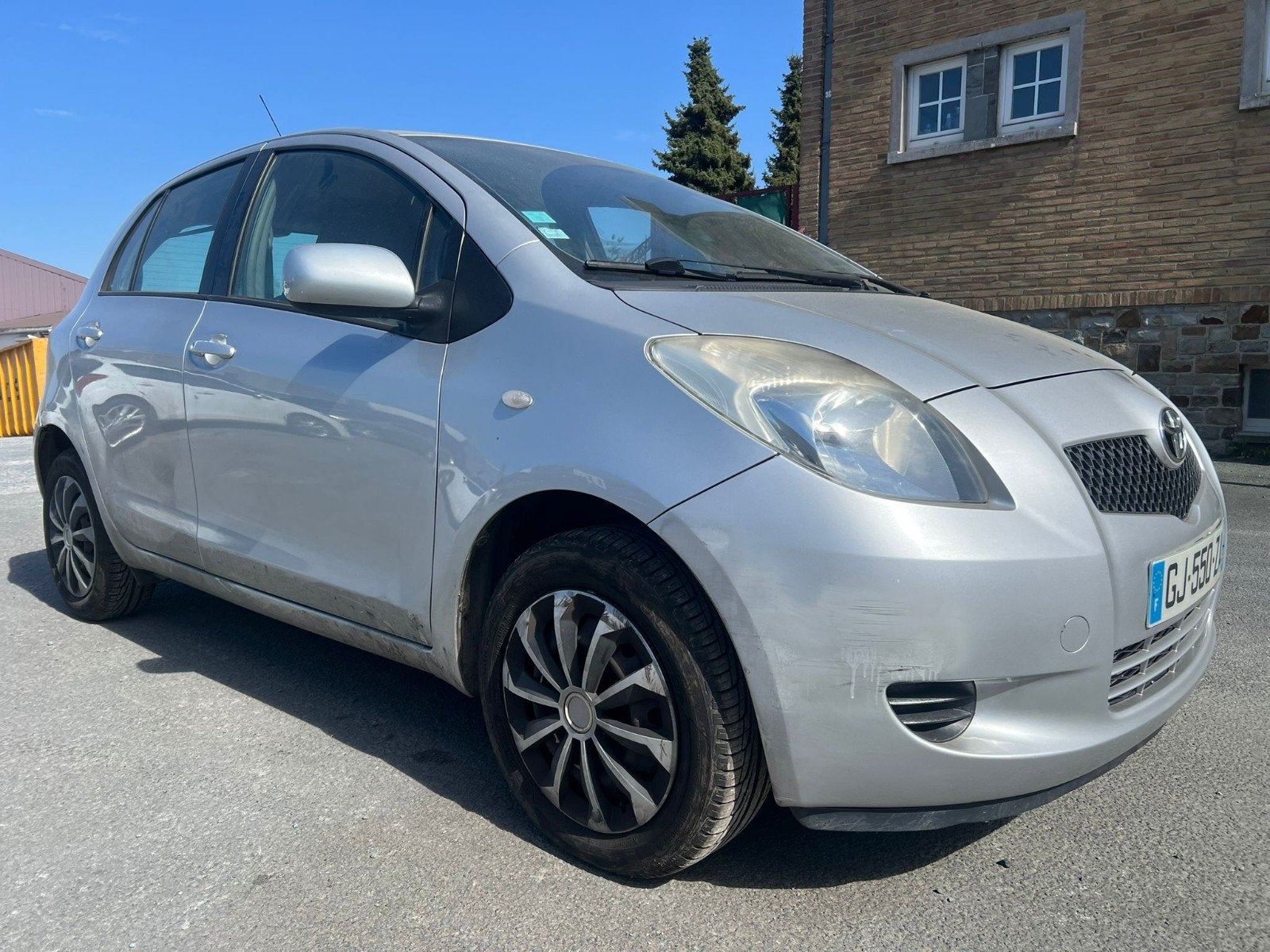 TOYOTA YARIS 1.3 I AUTOMATIQUE, Argent ou Gris, Achat, Climatisation automatique, Entreprise