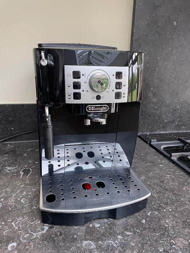 Delonghi Magnifica S zwart, Gebruikt, Koffiemachine, Ophalen of Verzenden, Afneembaar waterreservoir