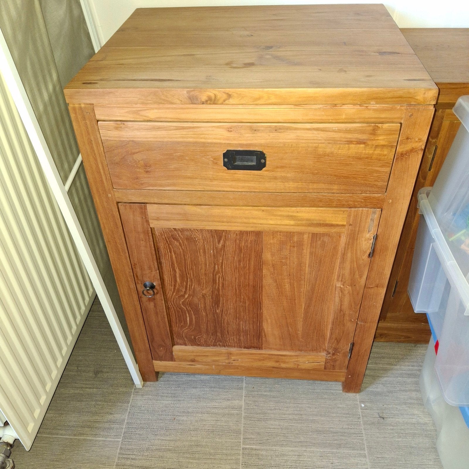 Mooi teakhouten kastje.
Geen beschadigingen.
Breedte 60 cm
D, Ophalen