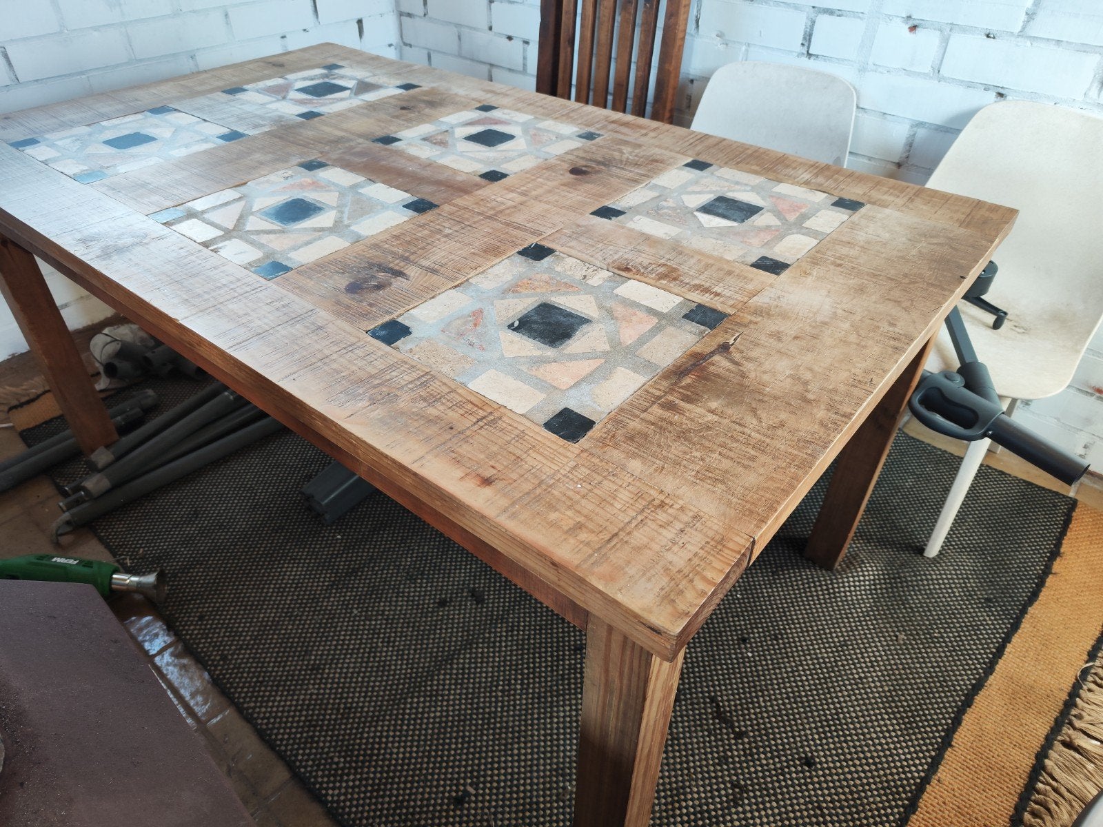 prachtige authentieke tafel met ingemaakte tegeltjes, Ophalen
