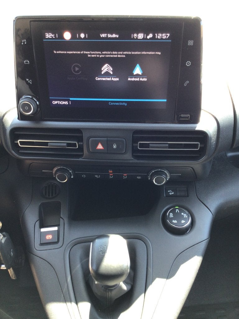 citroen berlingo 100pk 2024 19000km full/option 3plaatsen, Auto's, Stof, 4 cilinders, Wit, Bedrijf