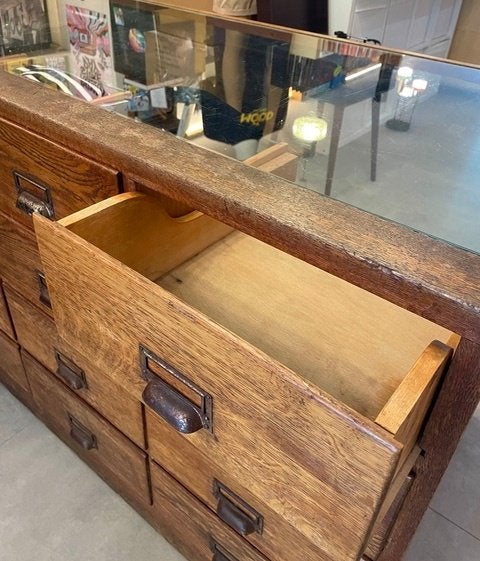 vitrinekast / winkel toonbank / dressingkast, Ophalen, Gebruikt, Eikenhout, Met lade(s)