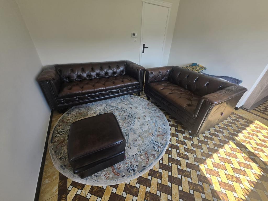 Fauteuils Chesterfield en cuir + pouf en cuir, Huis en Inrichting, Ophalen, Gebruikt, Leer