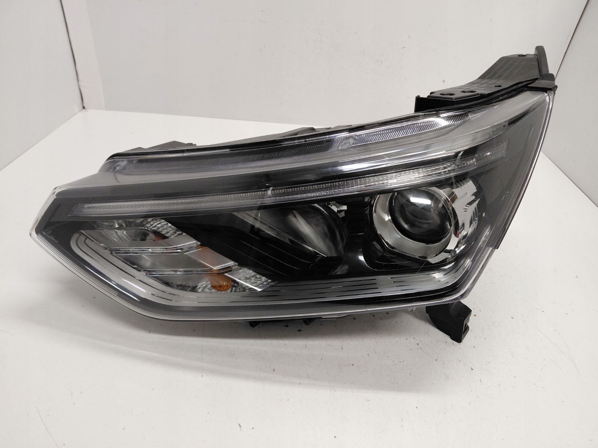 Phare gauche SsangYong Korando C300 8310137101, Info@kg-mobility.com, KG Mobility Corporation, Utilisé, SsangYong