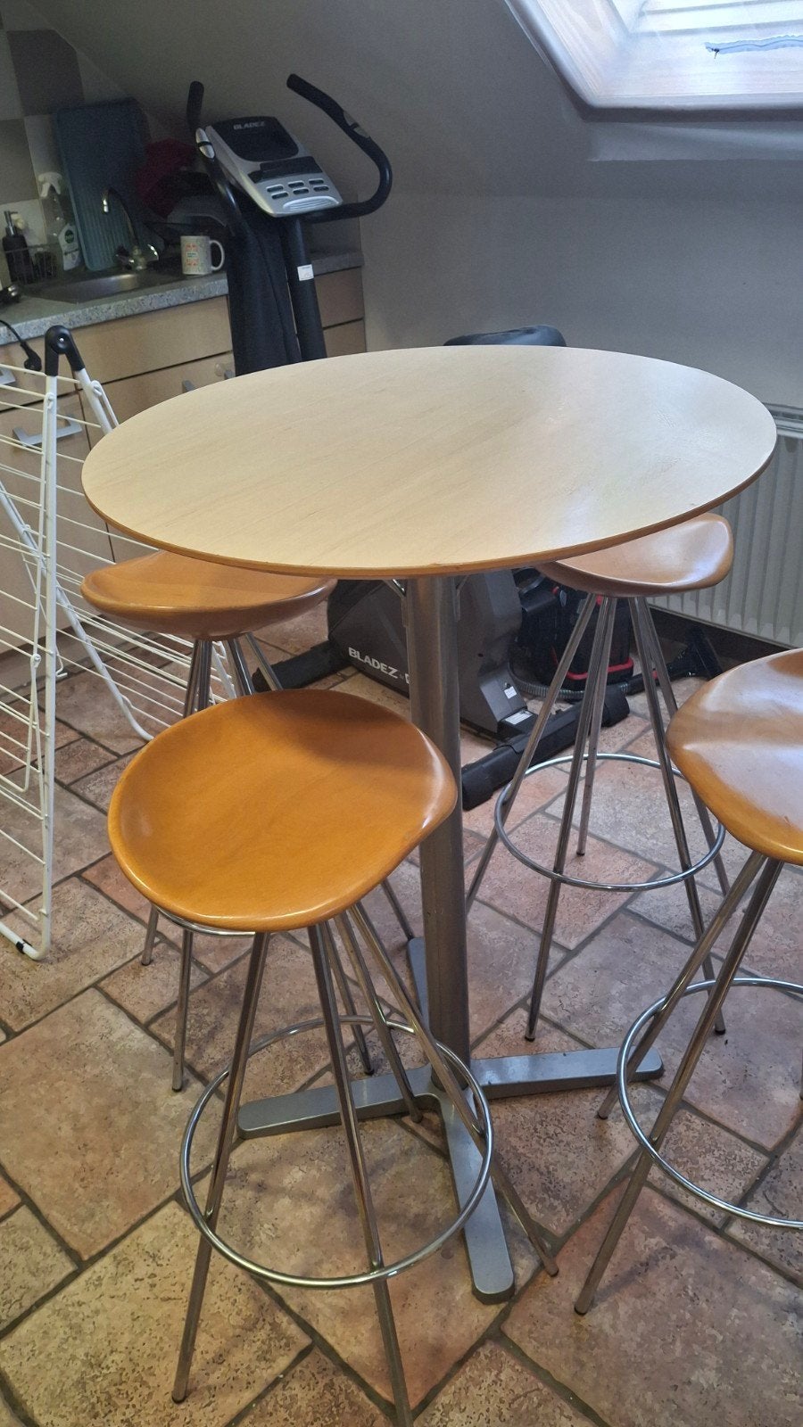 Table haute ronde avec 4 tabourets
Je vends, Maison & Meubles, Tables | Tables mange-debout
