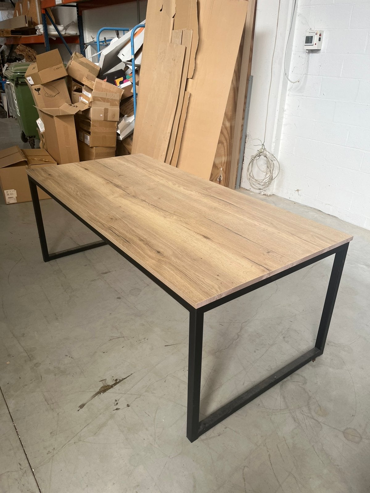 Houten eettafel met zwart smeedijzer onderstel, Enlèvement, Comme neuf