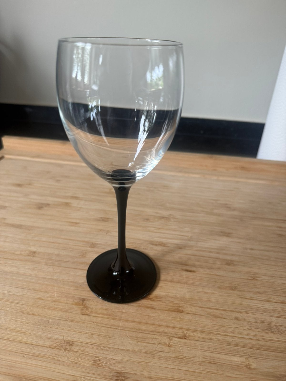 Verres à vin avec base noire 61 pièces avec boîte, Enlèvement, Comme neuf