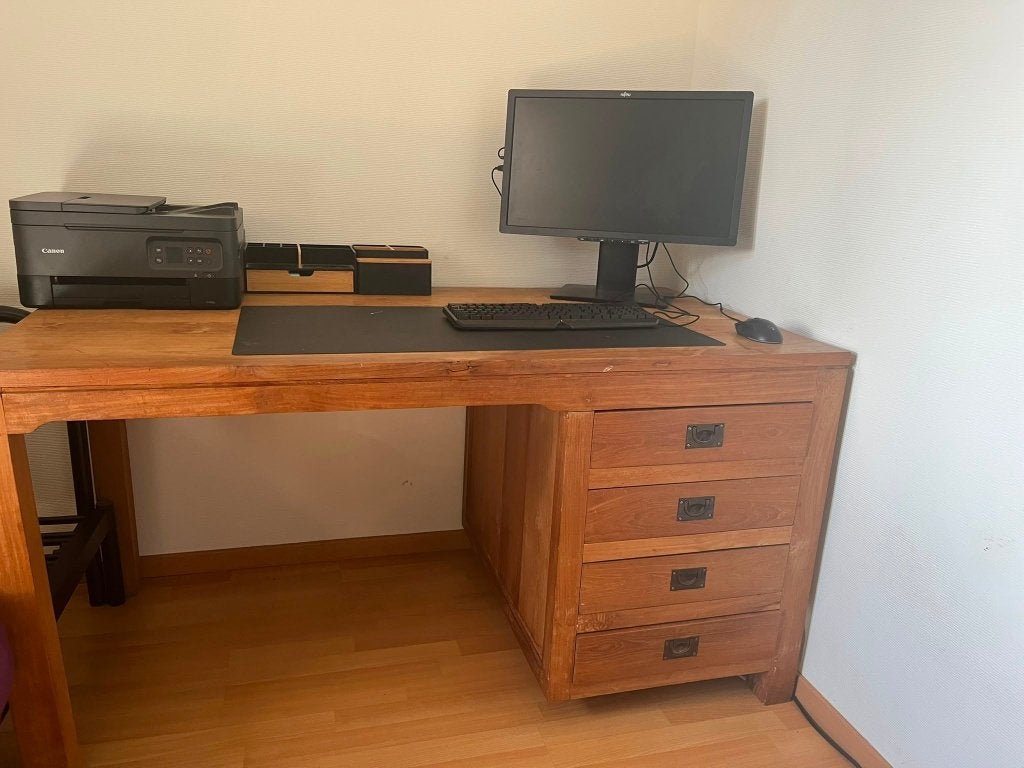 Solid wood desk – € 200, Huis en Inrichting, Bureaus, Gebruikt, Hout, Ophalen