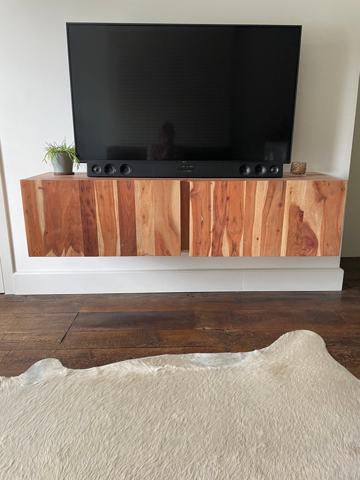 Zwevend TV meubel, massief mango-hout., Ophalen, Zo goed als nieuw