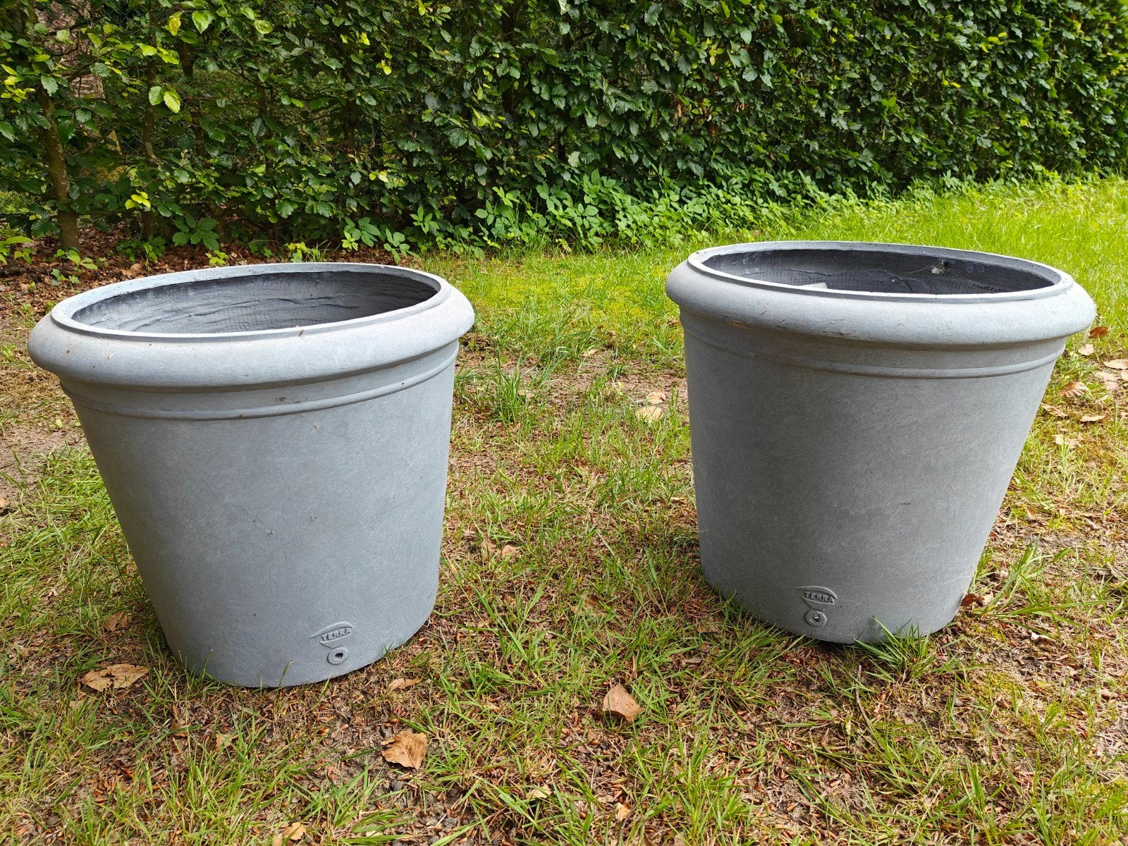 2 grote bloempotten uit hars, Tuin en Terras, Ophalen