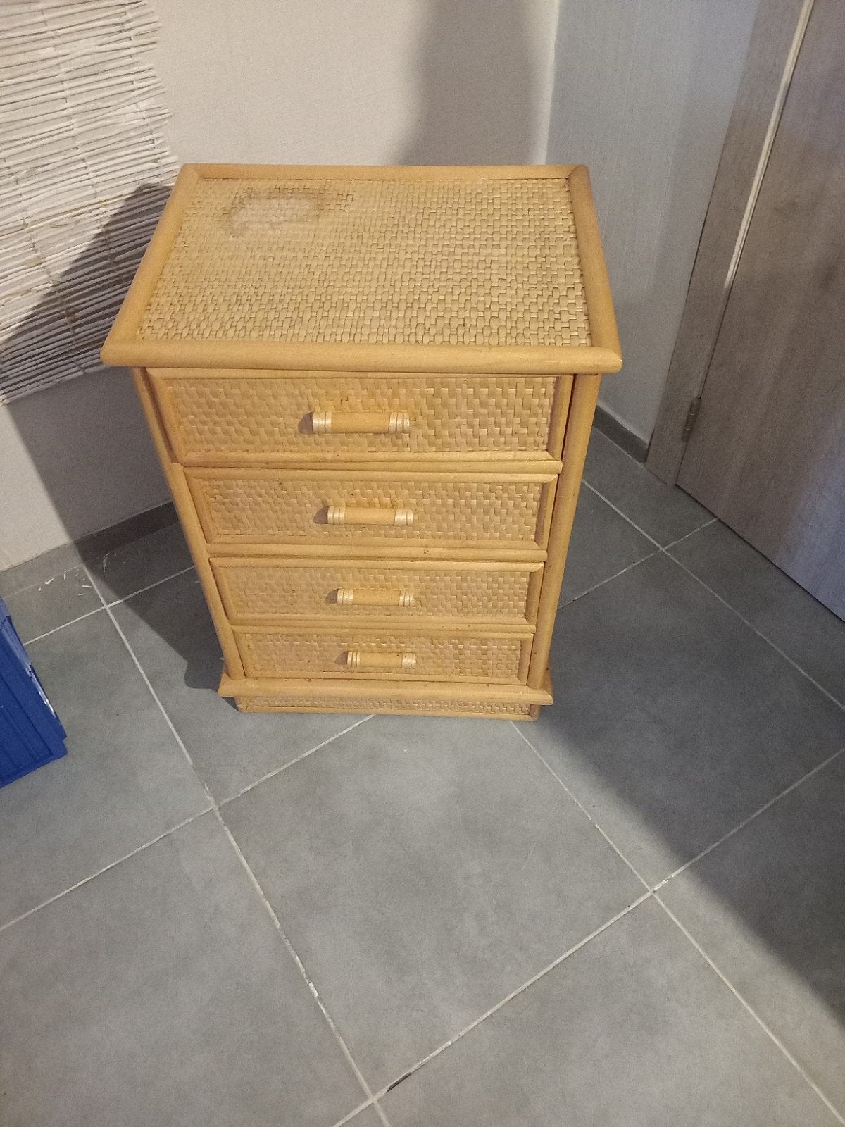 Zeer goed rotan kastje, Ophalen