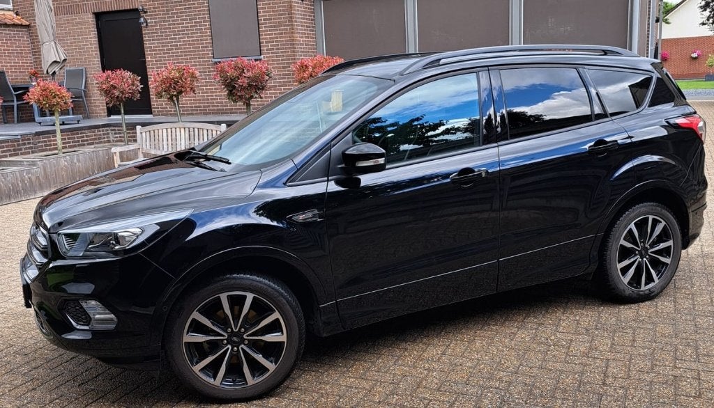 Ford Kuga met maar 34000 km, Voorwielaandrijving, Stof, Zwart, Handgeschakeld