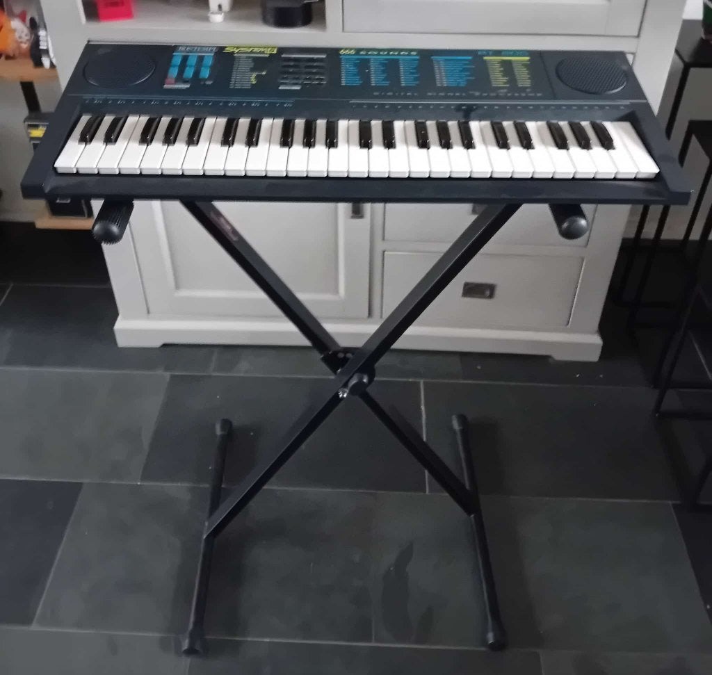 Keyboard / Piano, Muziek en Instrumenten, 61 toetsen, Zo goed als nieuw, Met standaard, Ophalen
