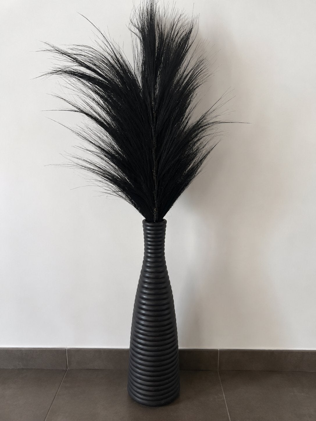 Grote zwarte decoratievaas met pluimen, Huis en Inrichting, Woonaccessoires | Vazen, Ophalen, Steen, Zwart, Zo goed als nieuw