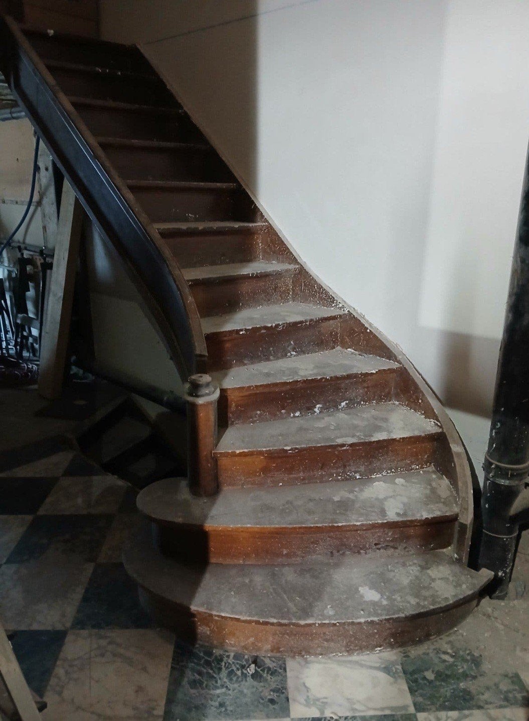 escalier en hêtre belge ancien, Bricolage & Construction, Enlèvement, Comme neuf, Escalier, 2 à 4 mètres