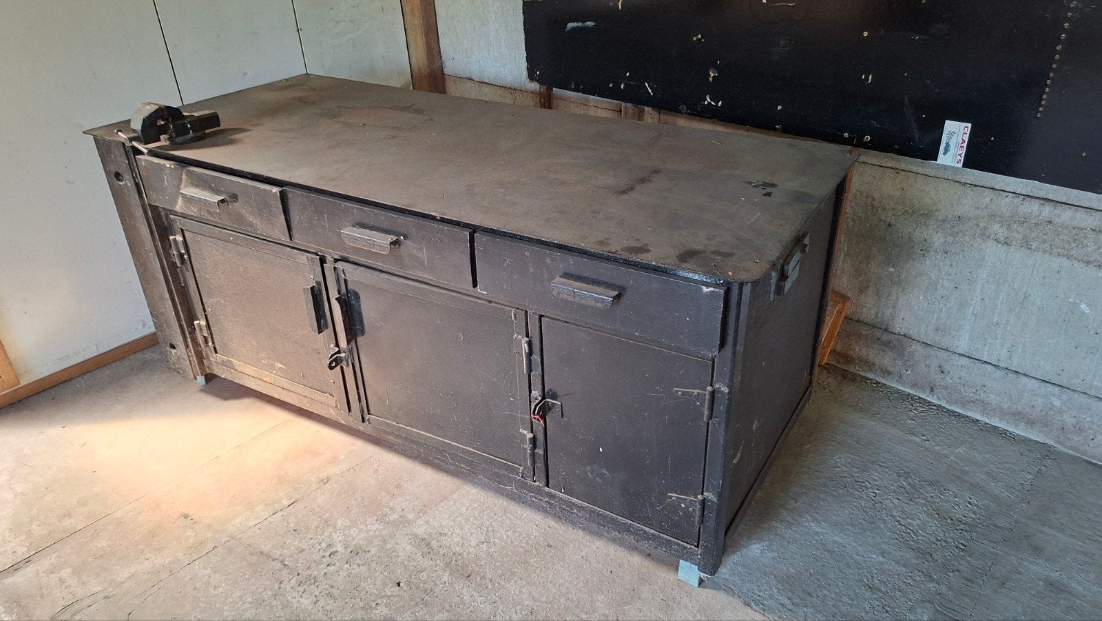 werkbank met bankschroef, Doe-het-zelf en Bouw, Gereedschap | Handgereedschap, Ophalen, Bankschroef