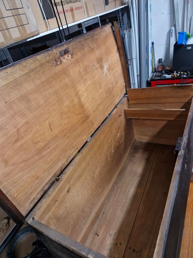 Coffre ancien brun foncé, Enlèvement