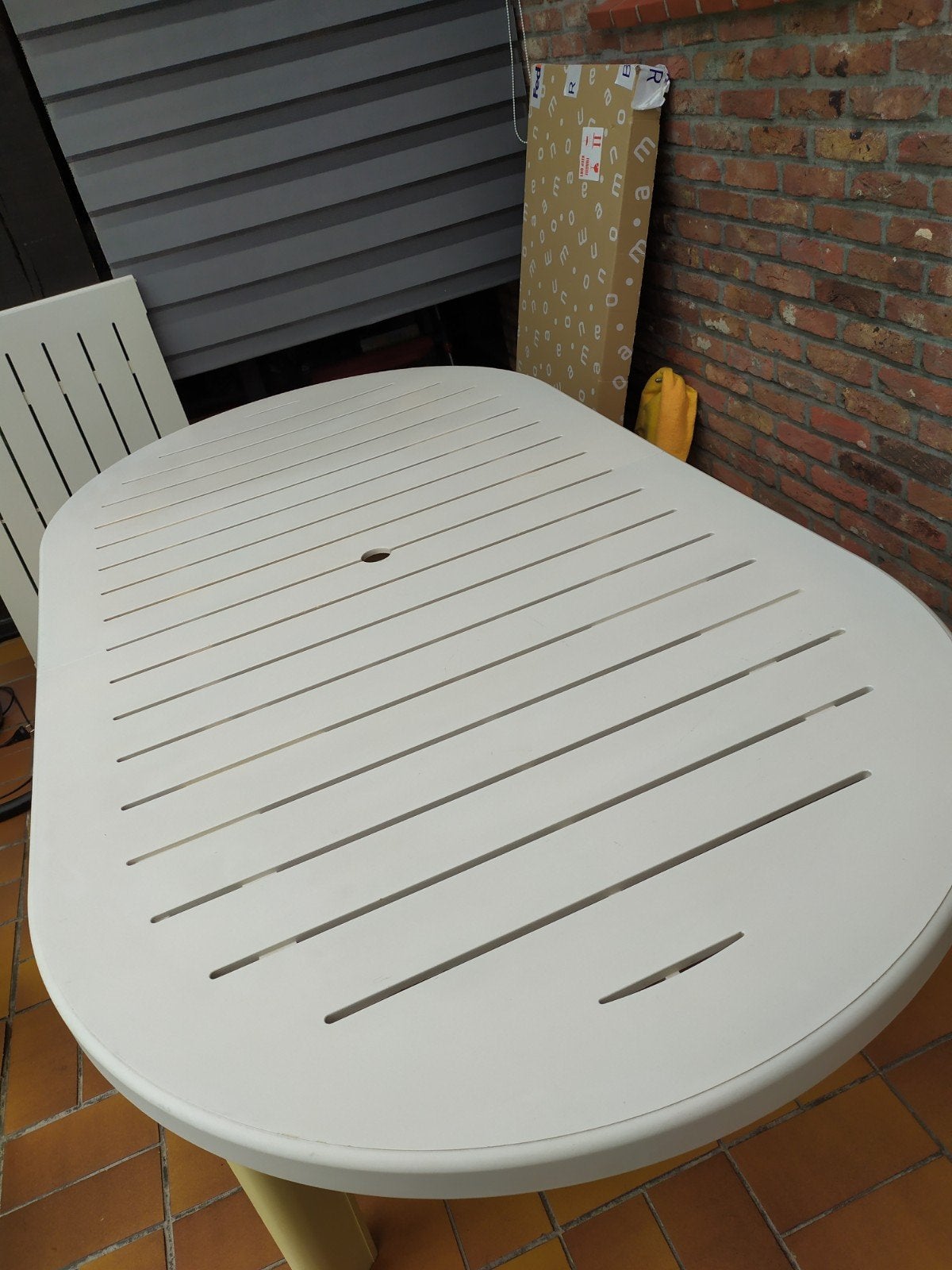 Uitschuifbare grote tuintafel te koop met opening paraplu, Ophalen