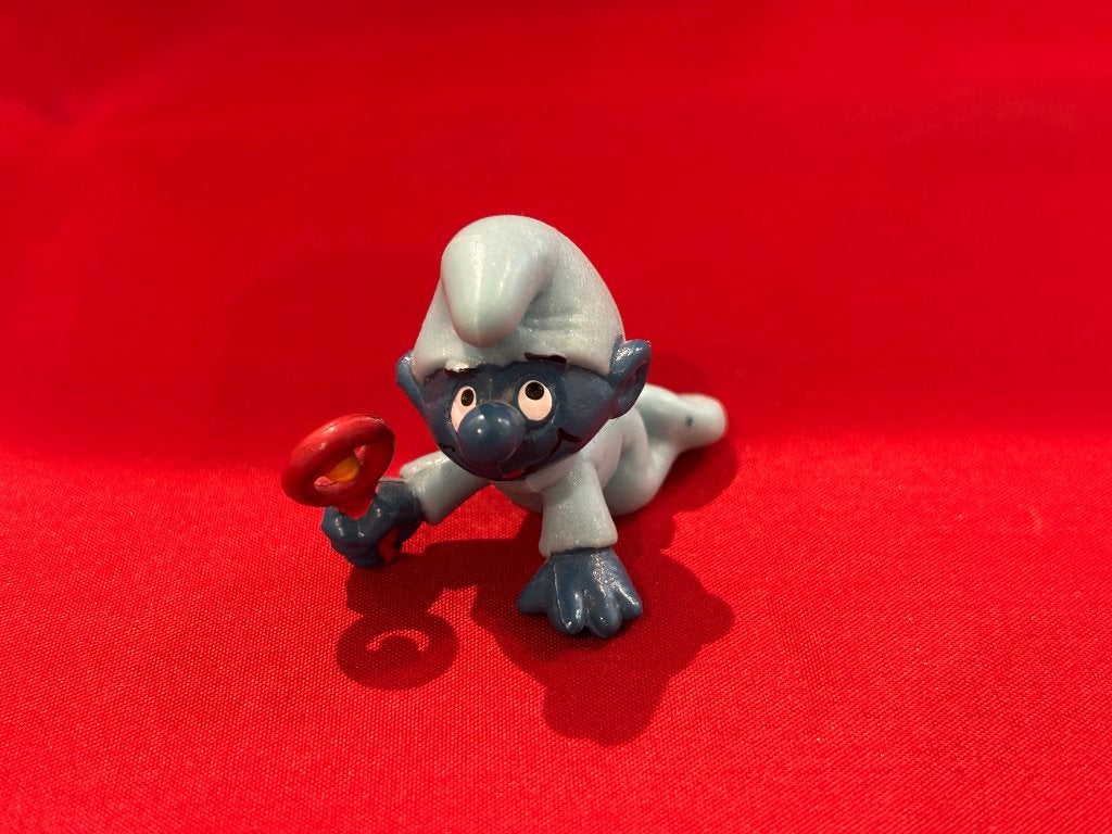 Babysmurf lichtblauw pak rammelaar.3,5 cm  C 2 Schleich Peyo, Verzamelen, Smurfen, Ophalen of Verzenden, Zo goed als nieuw, Babysmurf