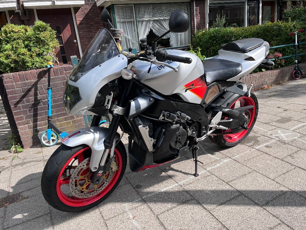 Aprilia Tuono 1000 R (Gen 1) - Echte stuurfiets - Rijdend NL, Motoren, Motoren | Aprilia, 2 cilinders, Sportuitlaat, Motorrijbewijs A
