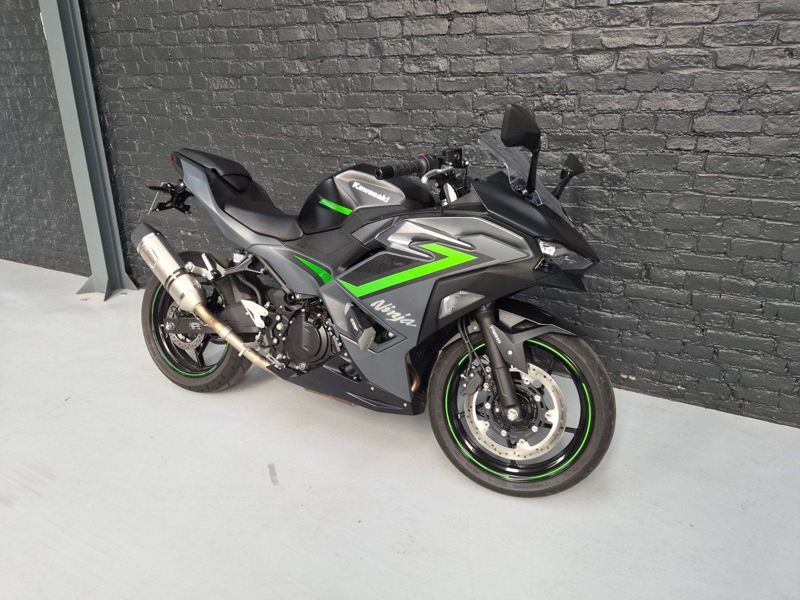 Kawasaki Ninja 500 SE - A2 - 2.300km - Leovince - nieuwstaat, Motoren, 2 cilinders, Occasion, ABS, Bedrijf