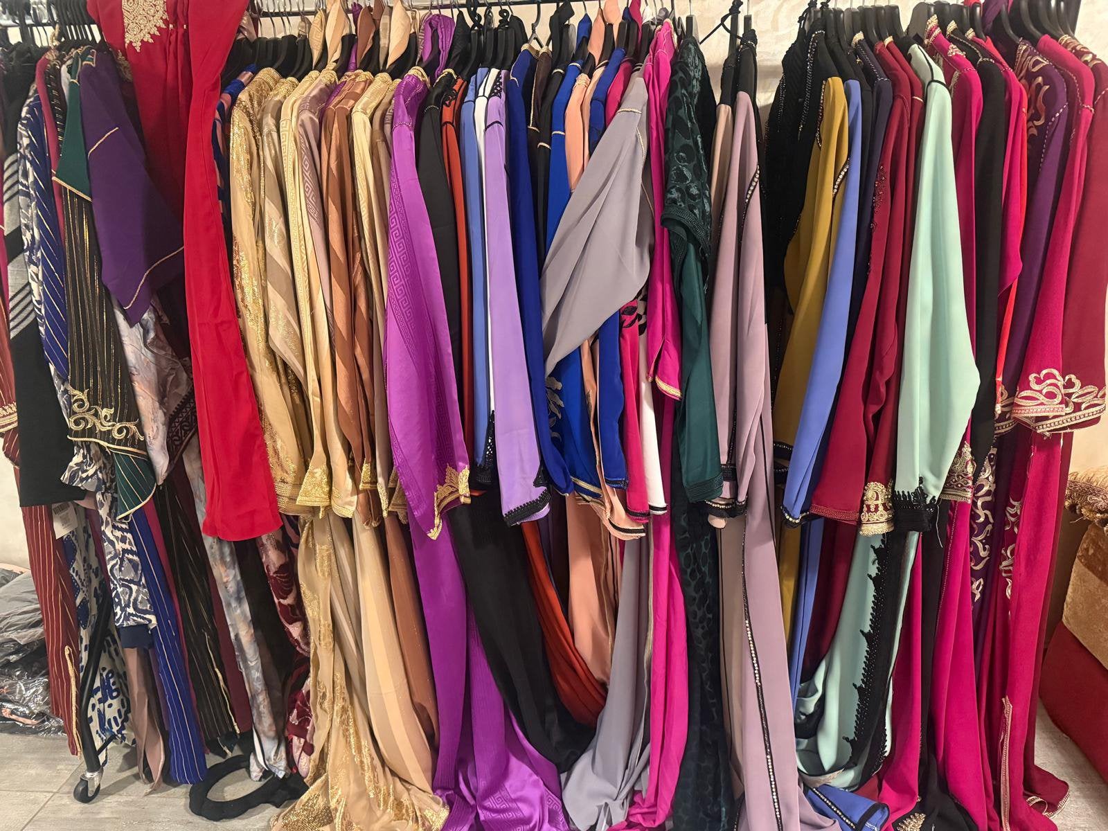 Grote Marokkaanse kledingvoorraad – Kaftans, Abaya’s & meer, Enlèvement, Neuf