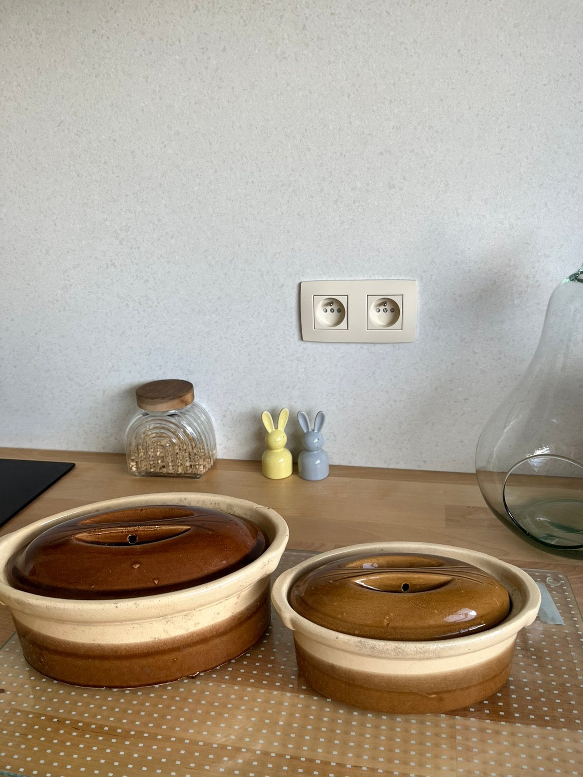 Twee schalen van la bourguignonne, Huis en Inrichting, Woonaccessoires | Schalen en Manden, Ophalen, Gebruikt, Met deksel