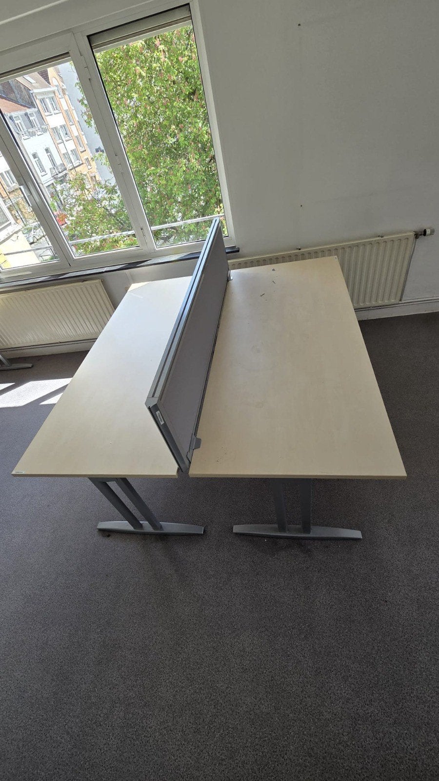 tables de bureau à enlever à Forest, Enlèvement, Utilisé