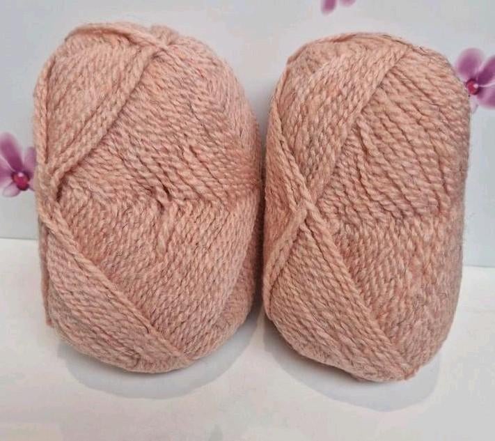 2 Bollen Wol 🧶, Hobby en Vrije tijd, Breien en Haken, Ophalen of Verzenden, Breien