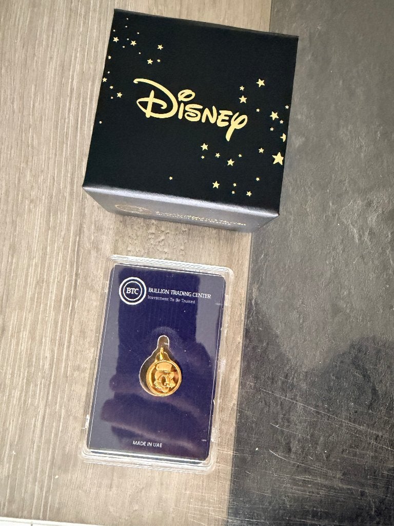 Pendentif or 24k Disney, Bijoux, Sacs & Beauté, Neuf, Enlèvement ou Envoi, Or, Autres représentations