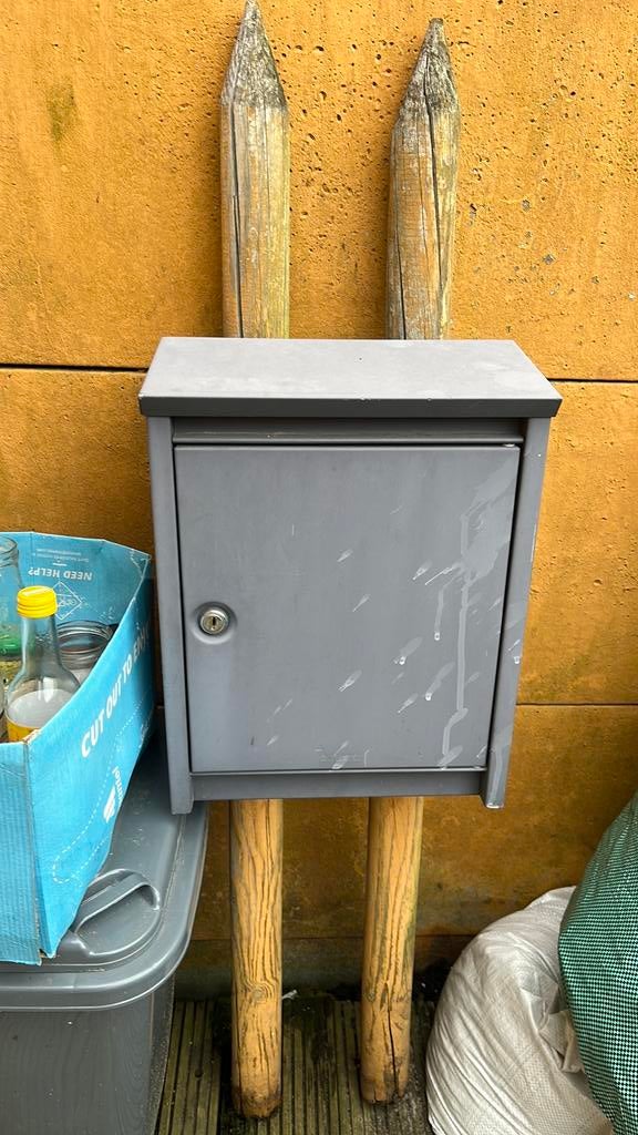 Gratis: metalen brievenbus met slot, Tuin en Terras, Brievenbussen, Ophalen, Gebruikt, Staal, Staande brievenbus